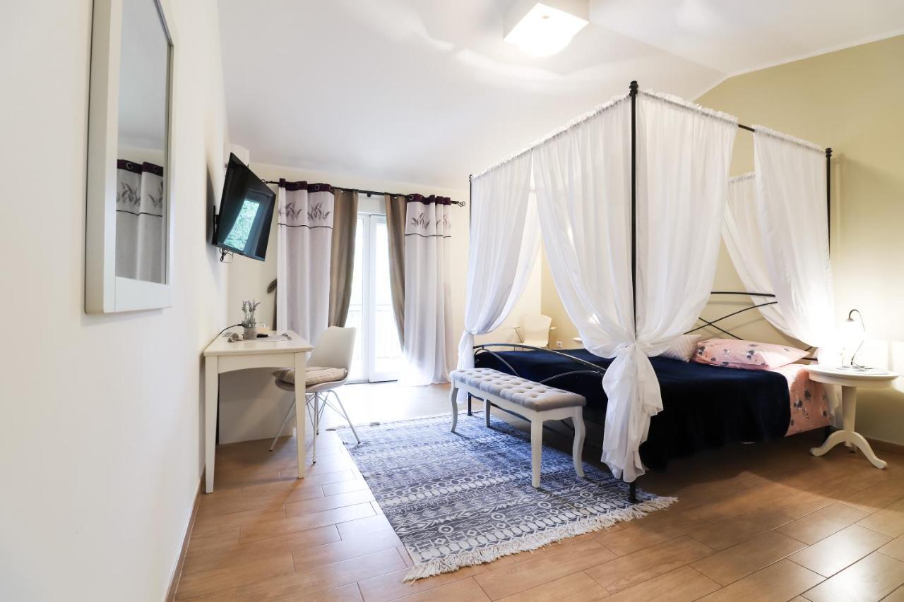 Bed & Breakfast Kastel Zbandaj Exterior photo