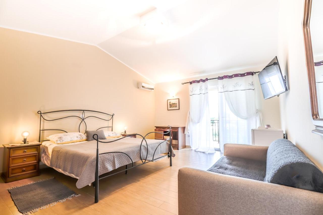 Bed & Breakfast Kastel Zbandaj Exterior photo