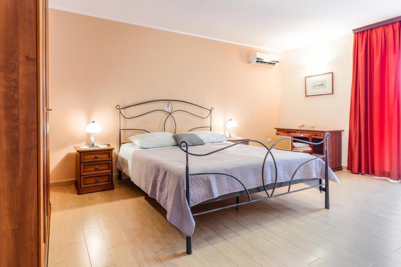 Bed & Breakfast Kastel Zbandaj Exterior photo