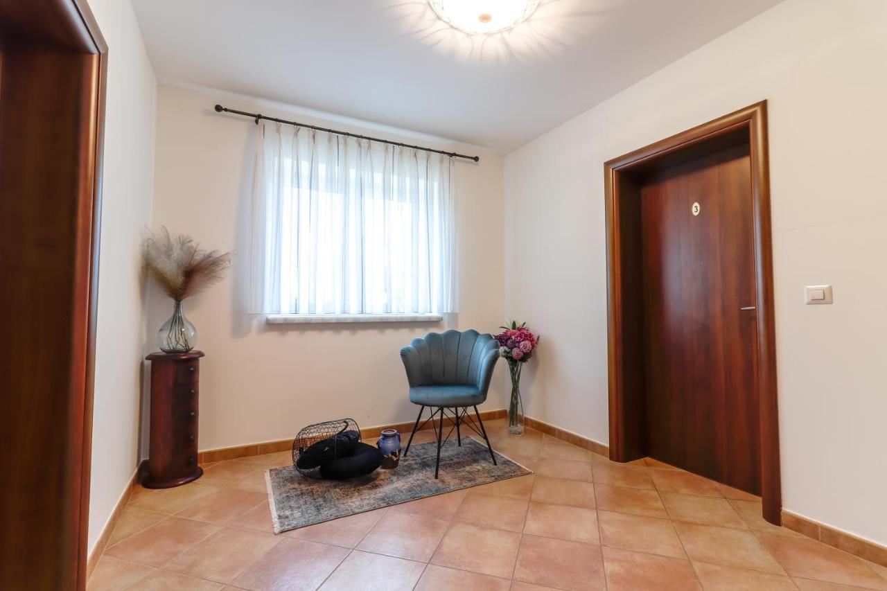 Bed & Breakfast Kastel Zbandaj Exterior photo